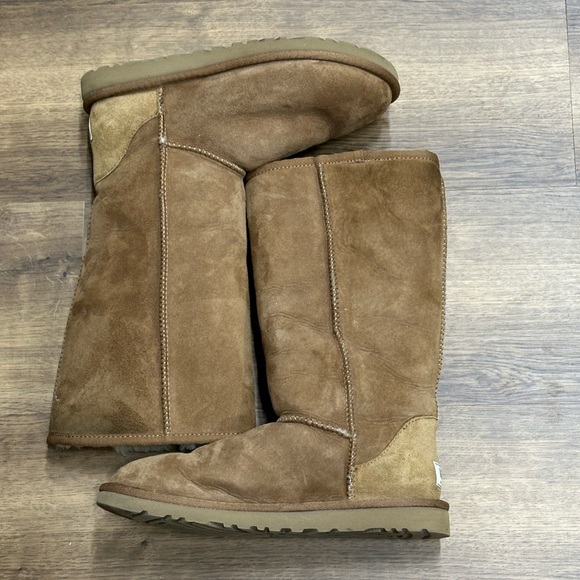 UGG Shoes - UGG Chestnut Suede Boots size 6‎